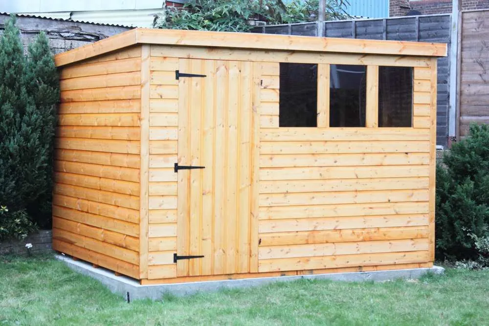 Un abri de jardin en bois bien construit, parfait pour le rangement extérieur.