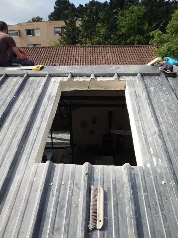 Préparation de l’ouverture sur une toiture en bac acier pour l’installation d’une fenêtre Velux. ​​