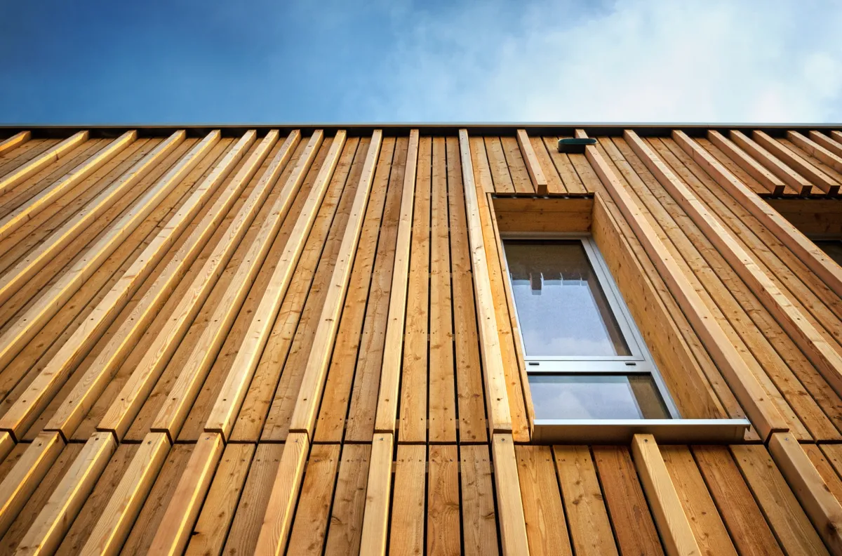 Bardage en bois naturel pour l’isolation extérieure, combinant modernité et performance thermique.
