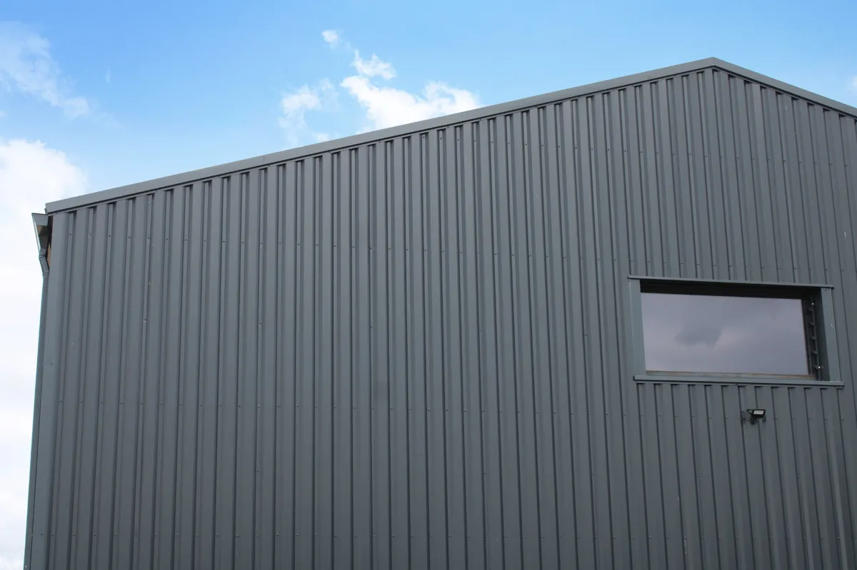 Bardage métallique offrant une isolation extérieure durable et une protection contre les intempéries. ​​