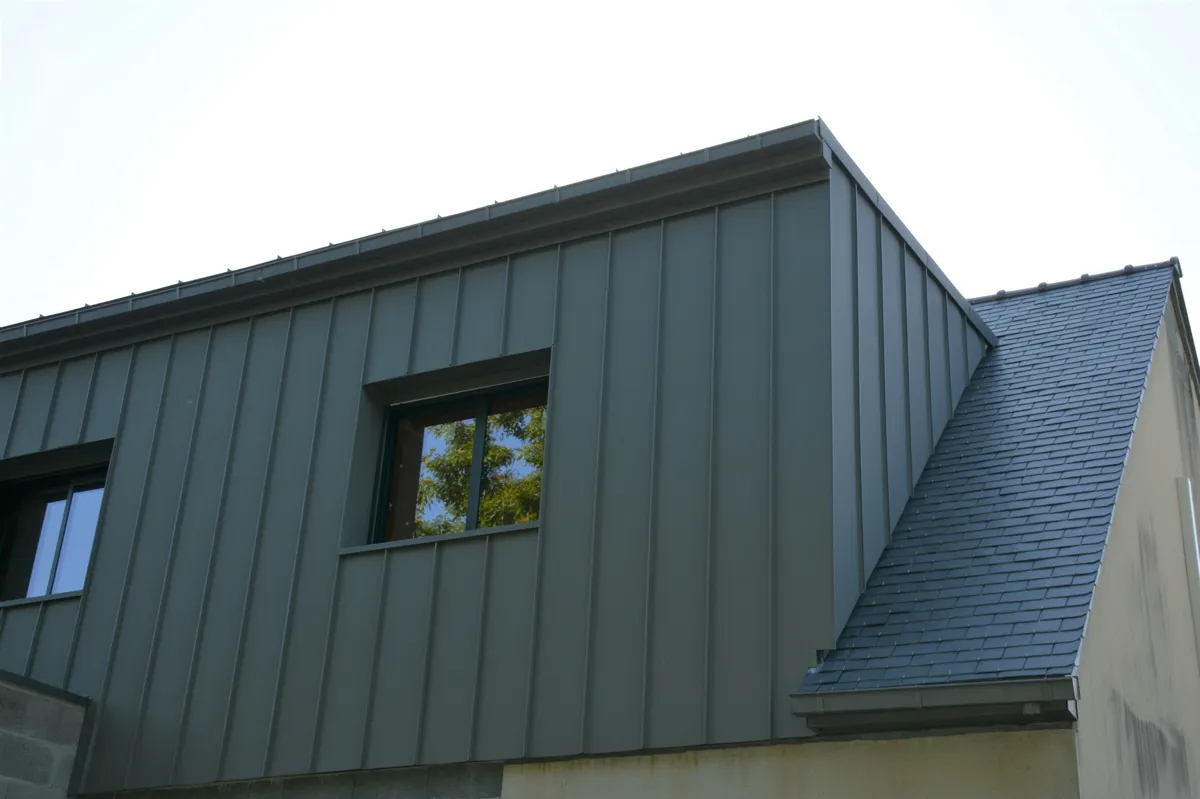 Maison équipée d’un bardage en zinc assurant une isolation thermique et esthétique extérieure optimale.