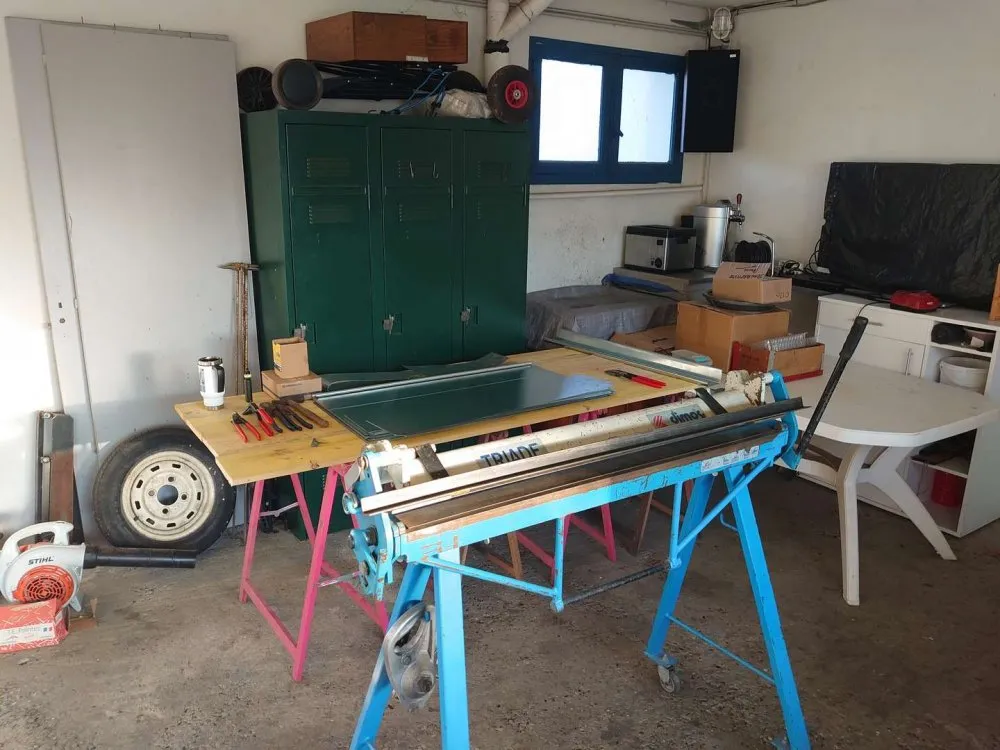 Atelier de fabrication spécialisé dans les travaux de zinguerie, avec des outils et équipements pour le façonnage du zinc.