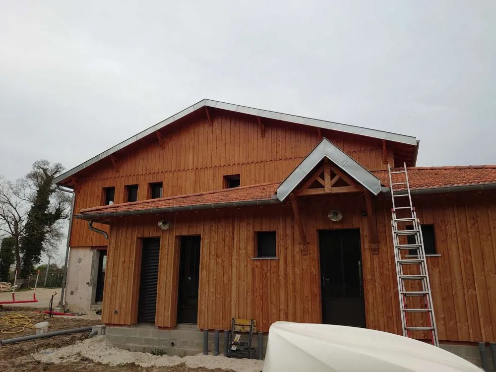 Pose professionnelle de gouttières en zinc pour améliorer l’évacuation des eaux pluviales et protéger la structure du bâtiment.