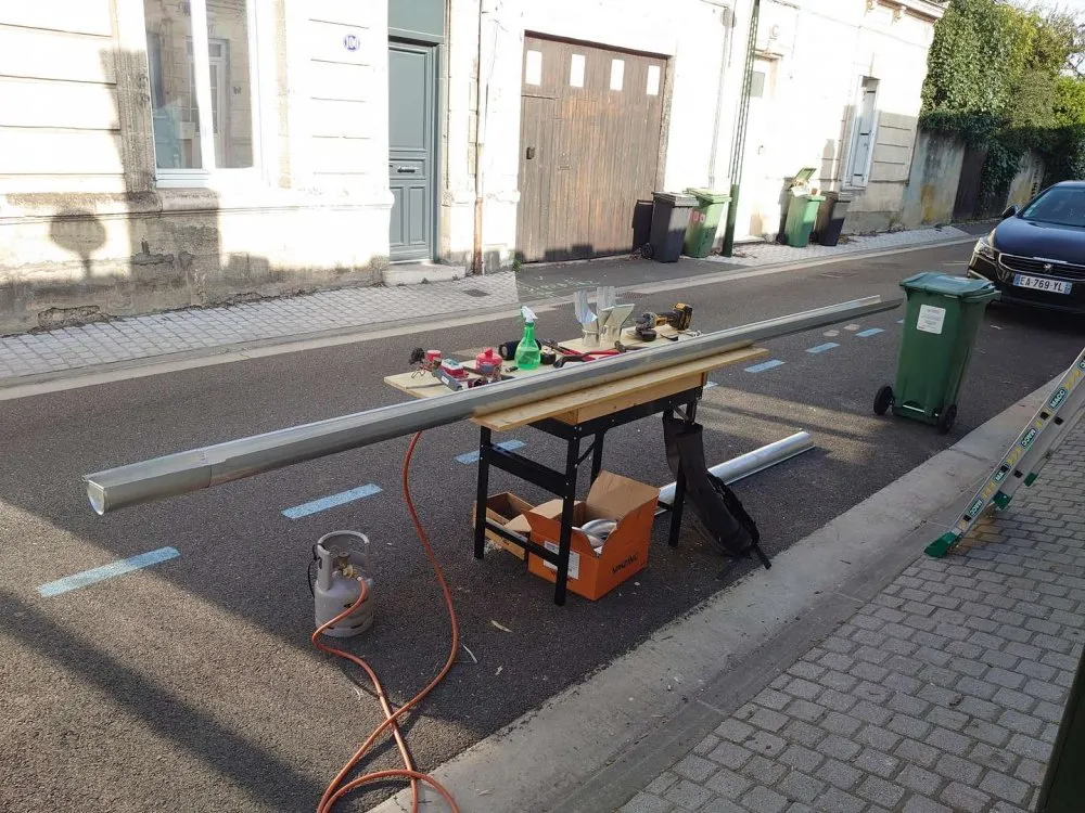 Table de travail dédiée à la création de gouttières et pièces en zinc pour les travaux de zinguerie. ​​